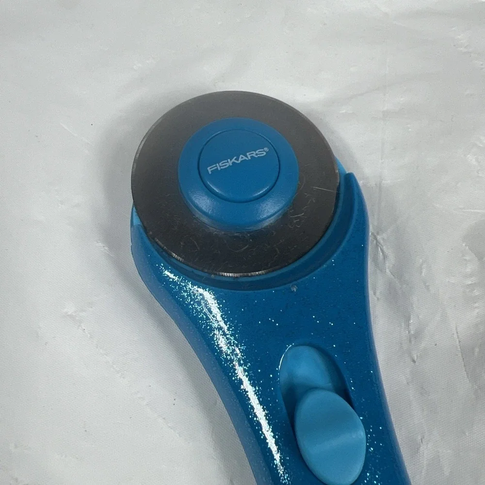 FISKARS STICK ROTARY CUTTER [45 mm] [BLADE GUARD][QUICK CHANGE]‎ Extra Blades